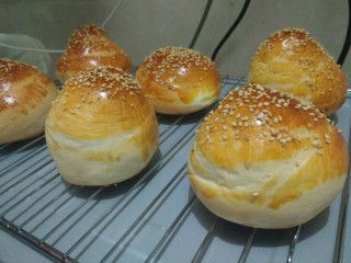 13、迷你巨无霸汉堡包～汉堡胚制作～,烤完了拿出来晾凉，准备做汉堡！