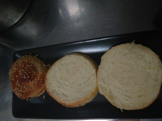 16、迷你巨无霸汉堡包～汉堡胚制作～,面包横着切两刀变成三片，就开始叠罗汉啦！(*/ω＼*)