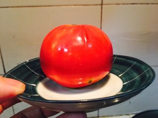 1、番茄酱,做番茄酱用到的番茄，1000克，有五个。