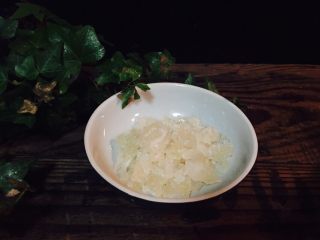 2、番茄酱,100克冰糖。