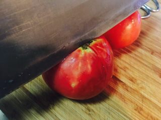 4、番茄酱,我们先来去皮：番茄顶部，划个十字。