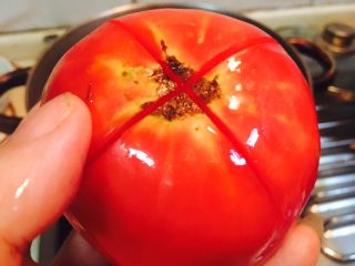 5、番茄酱,划好的番茄。