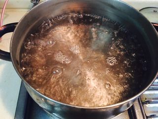 7、番茄酱,煮开了，就可以把番茄放入锅中。