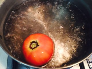 8、番茄酱,放下去后，心里默默数着：1，2，3。用勺子把番茄翻一面，再烫一下。反正数个两三次，就好了。这样剥皮方便。