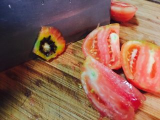 11、番茄酱,番茄切块，去除顶部。