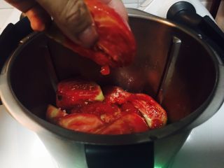 12、番茄酱,倒入小美主锅。