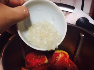 13、番茄酱,把冰糖也倒入。