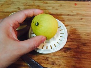 15、番茄酱,把一半柠檬，放在手动榨汁机，用力转几圈，汁水慢慢留到下一层。