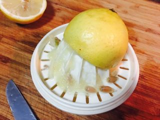 16、番茄酱,转好的柠檬，这时，汁水已经在下面一层了。