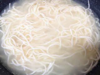 1、麻酱凉面,锅里放水烧开,下入棍棍面。