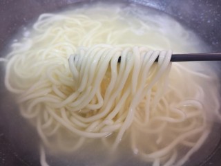 2、麻酱凉面,面条煮熟以后盛入盆里。