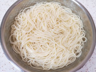 3、麻酱凉面,过两遍凉水盛出。