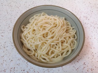 4、麻酱凉面,加一点点熟油拌一下备用。