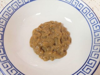 5、麻酱凉面,碗里放入芝麻酱口味的火锅蘸料。