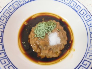 6、麻酱凉面,加入生抽、老抽、香醋、香油、盐和蔬之鲜搅拌均匀。