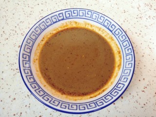 7、麻酱凉面,加入辣椒油和凉开水搅拌均匀,麻酱凉面料汁就做好了。