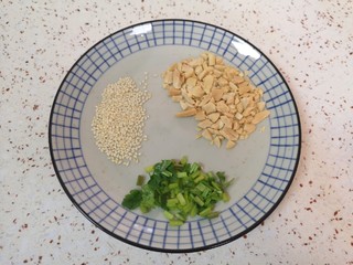 8、麻酱凉面,准备好熟花生碎、熟白芝麻和香菜碎。