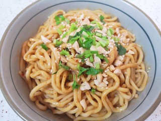 10、麻酱凉面,撒上花生碎、熟白芝麻和香菜碎。