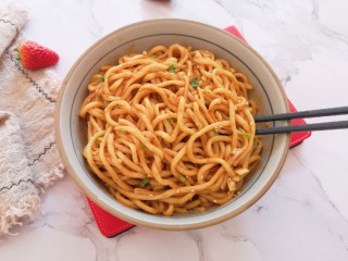 13、麻酱凉面,将果仁芝麻香菜碎和面条搅拌均匀。