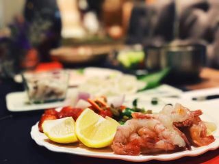 6、泰式咖喱虾,其他配料切粒、拨好的虾撒上一层面粉