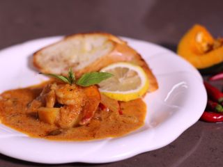 12、泰式咖喱虾,撒上柠檬汁,放上九层塔装饰摆盘