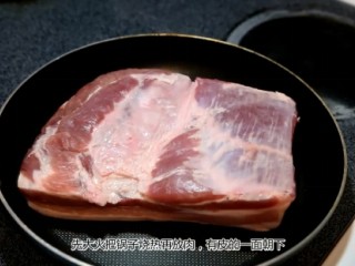 1、三种饭团,五花肉放平底锅烤一下，锅子一定要烧热，烤好的五花肉切段