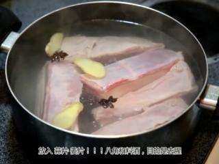 2、三种饭团,煮一锅水，放入姜片和八角，放入五花肉和料酒，煮开后转中火煮30分钟