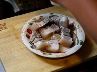 3、三种饭团,煮好的猪肉切小块儿，倒入清酒、蜂蜜、味增、蒜末，装入保鲜袋捏匀，放入冰箱冷藏