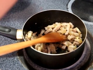 5、三种饭团,腌制的五花肉取出切丝，放入热锅中火炒制，将腌料也都倒进去，再倒一点清酒，收汁出锅