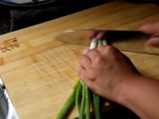 8、三种饭团,白芝麻捣碎，葱切成葱花，姜切末，汤里撒入白芝麻碎，滤掉汤汁即可