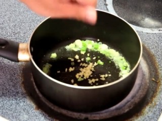 9、三种饭团,中火加油，放入葱花姜末煸香，倒入料酒、麻油、白砂糖、鸡粉，再倒入一点白芝麻、盐