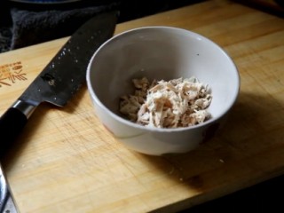 10、三种饭团,鸡肉倒入黑胡椒和盐调味，用手撕碎，放入炒好葱姜酱料拌匀
