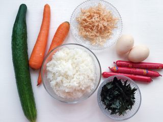 1、五彩饭团,食材准备：白米饭500克 黄瓜1根 小胡萝卜2根 虾米20克 海苔10克 香肠3根 鸡蛋2个