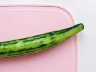 2、五彩饭团,食材处理： 黄瓜洗净削皮
