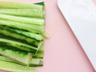 3、五彩饭团,切成细条状