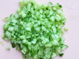 4、五彩饭团,黄瓜切成小丁