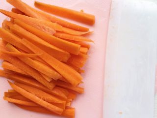 6、五彩饭团,切成细条状