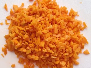 7、五彩饭团,胡萝卜切成小丁