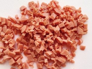 9、五彩饭团,香肠切成小丁