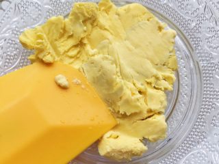 11、五彩饭团,取蛋黄 用刮刀轻轻捣成泥状