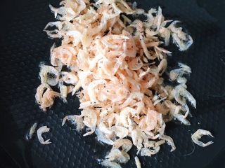 12、五彩饭团,平底锅烧热放油加虾米翻炒片刻