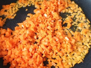 15、五彩饭团,胡萝卜加少许食盐煸炒至断生