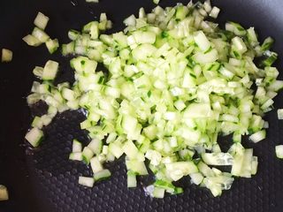 16、五彩饭团,黄瓜加少许食盐煸炒至断生