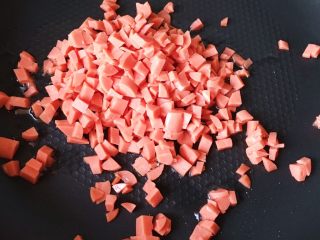 17、五彩饭团,香肠煸炒至有香味溢出就可以了