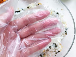 23、五彩饭团,戴上一次性手套