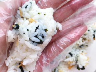 24、五彩饭团,抓适量拌好的海苔饭在手心