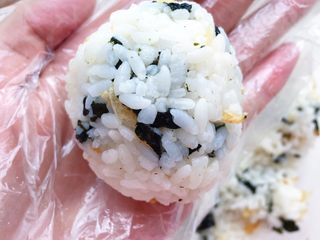 25、五彩饭团,用手握成一个大小适中的小饭团