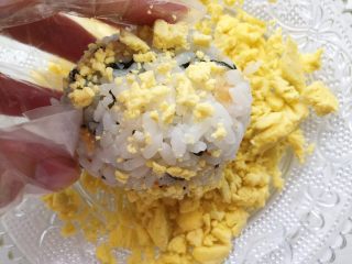 26、五彩饭团,捏好的饭团往蛋黄碎里滚一圈