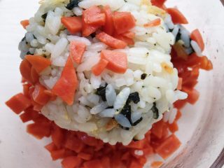 27、五彩饭团,捏好的饭团往香肠碎里滚一圈