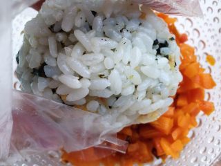 28、五彩饭团,捏好的饭团往胡萝卜碎里滚一圈